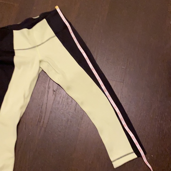 Lululemon Capri size 4 reversible - Picture 3 of 9